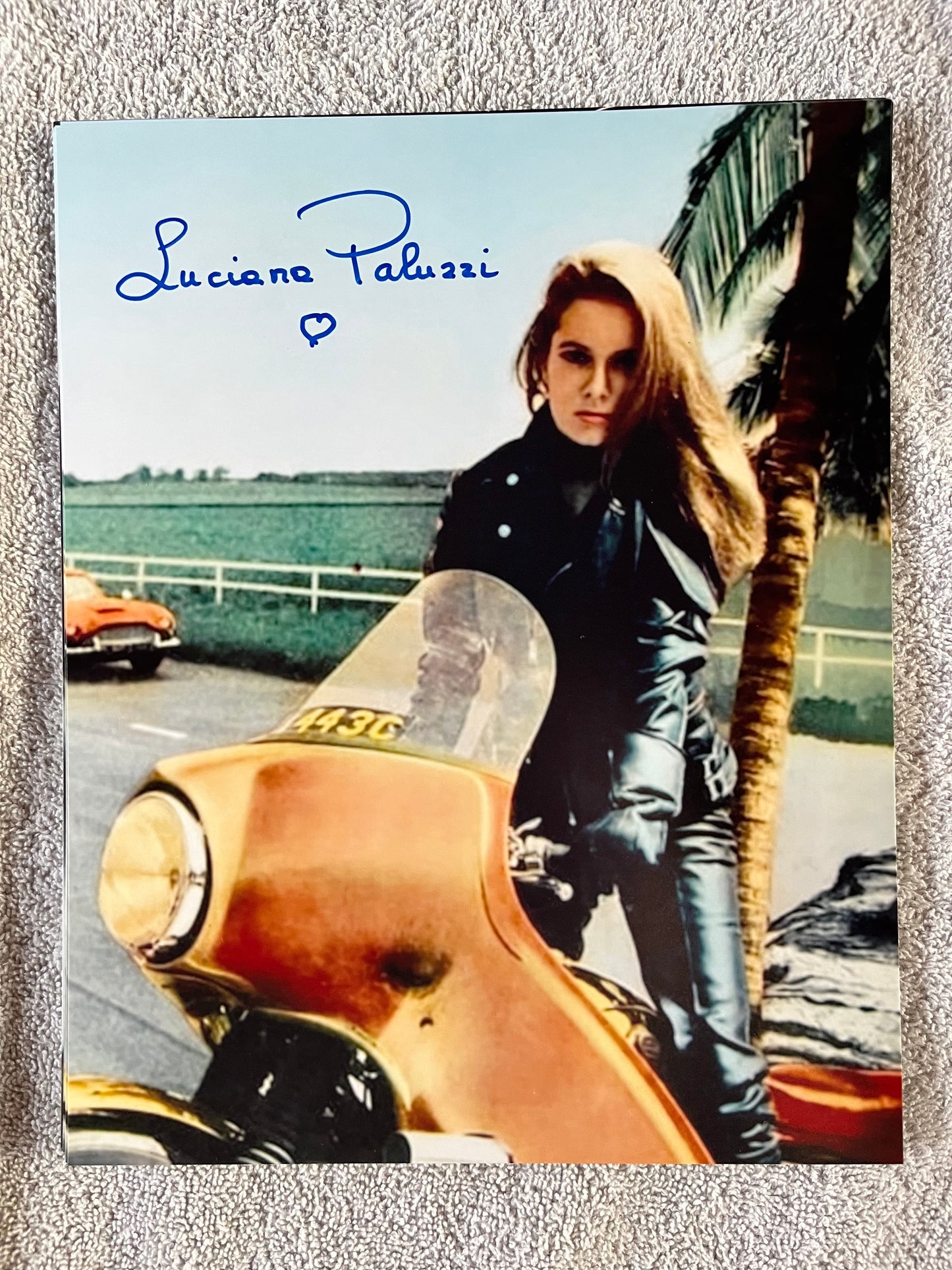 LUCIANA PALUZZI, Bond Girl from THUNDERBALL (1964) Autograph