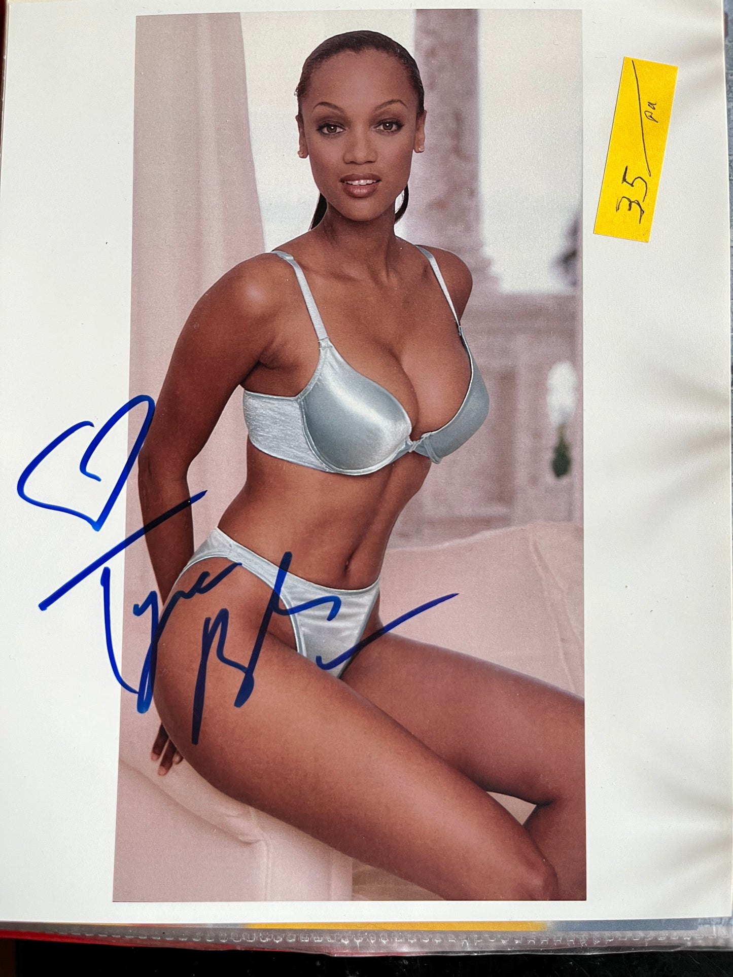 TYRA BANKS, autograph