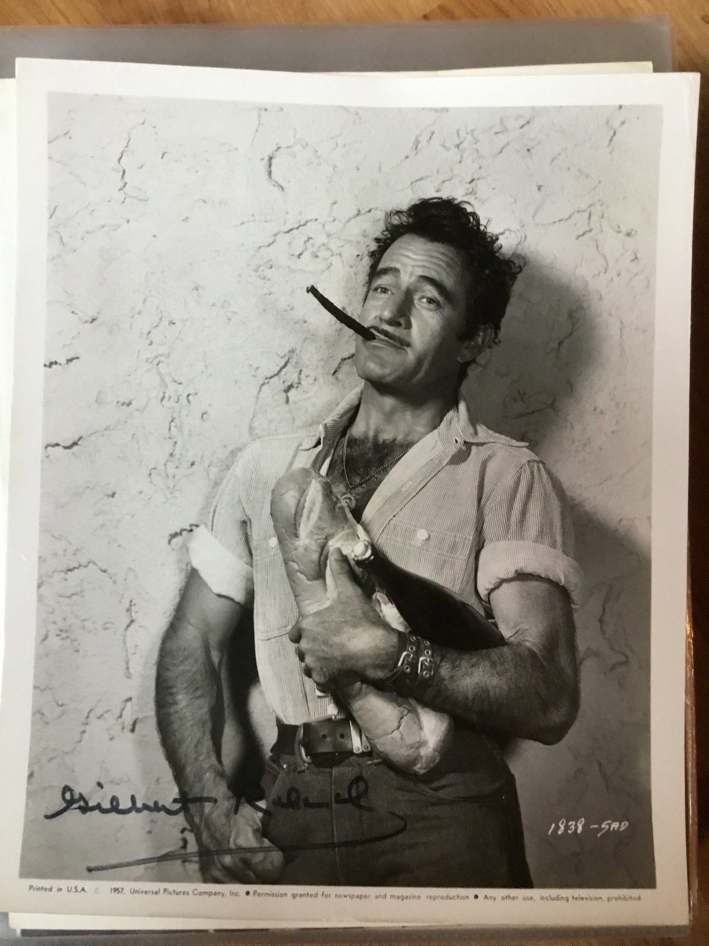 Gilbert Roland, autograph