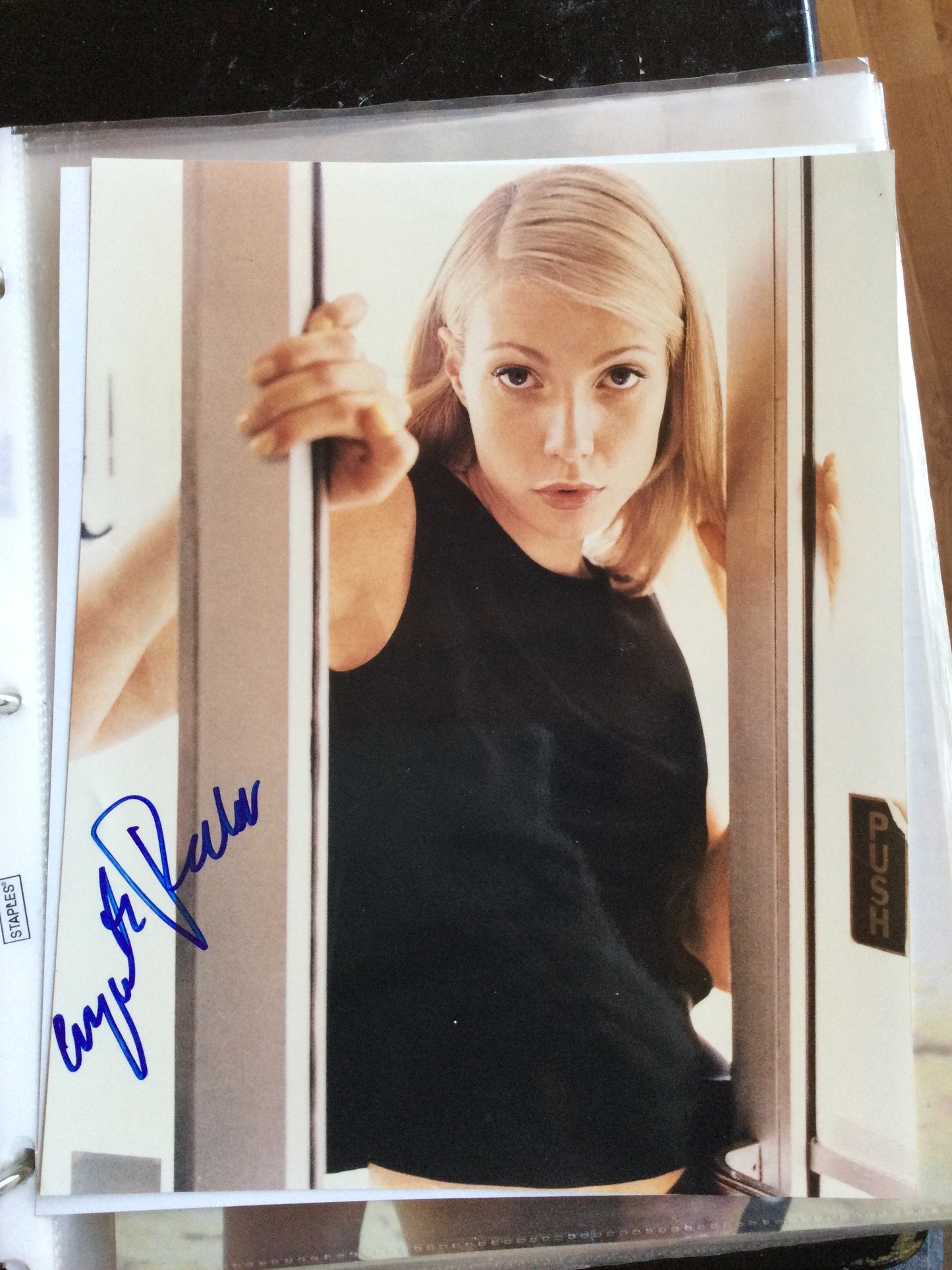 GWYNETH PALTROW, autograph