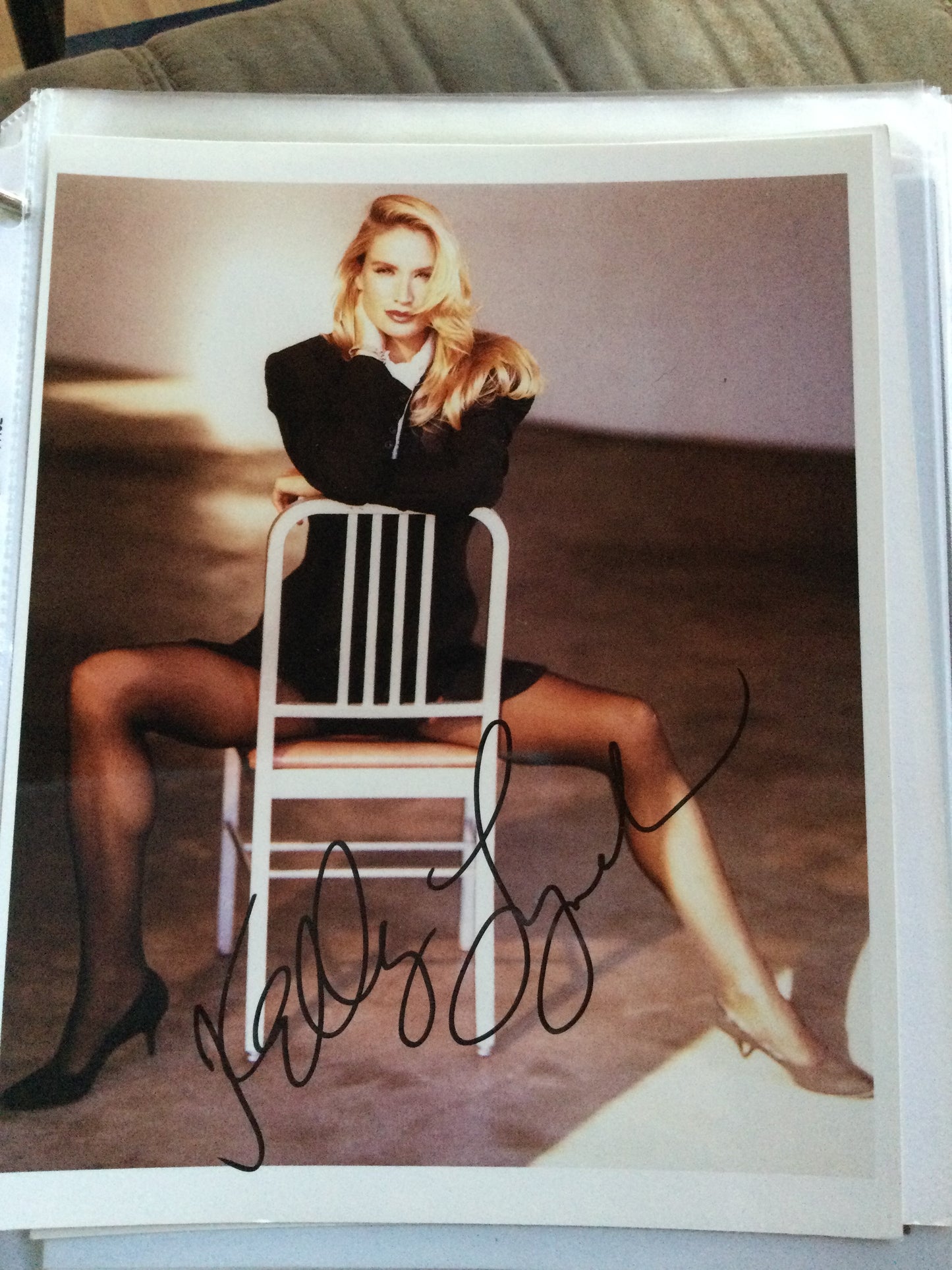 KELLY LYNCH, autograph