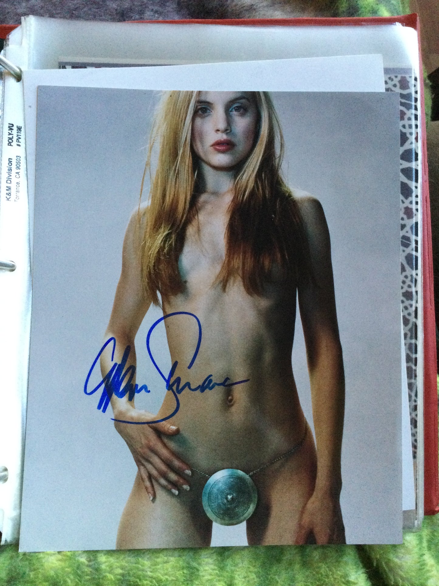MENA SUVARI, autograph