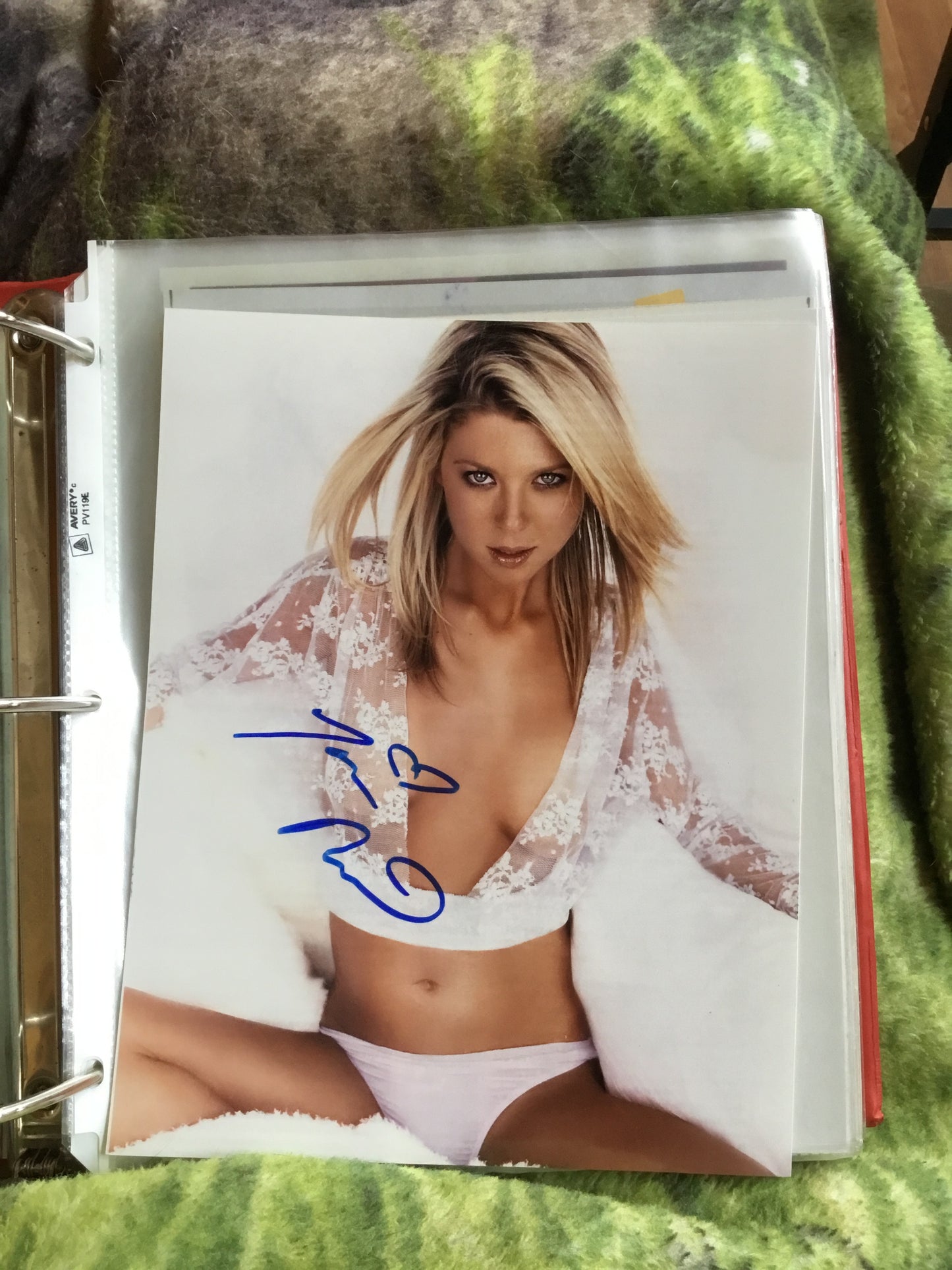 TARA REID, autograph