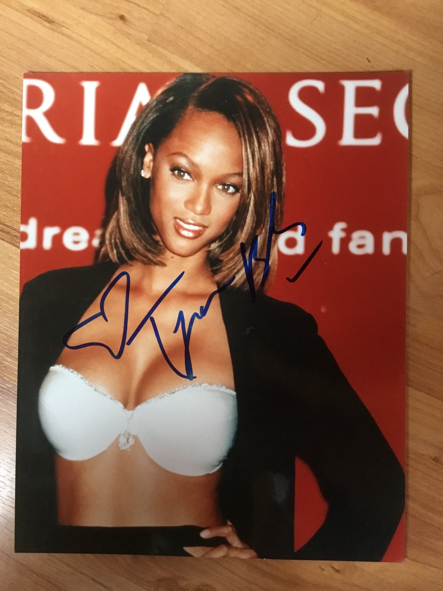 Tyra Banks, autograph